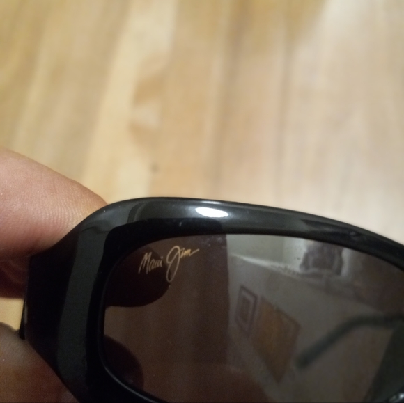 2 Maui Jim's 1 Givenchy Sun glasses - Picture 13 of 16
